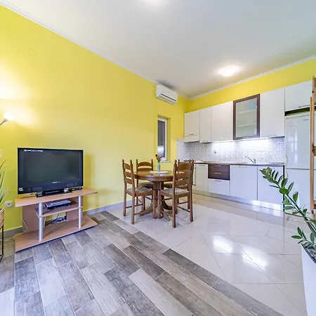Three Bedroom 5 Apartment *